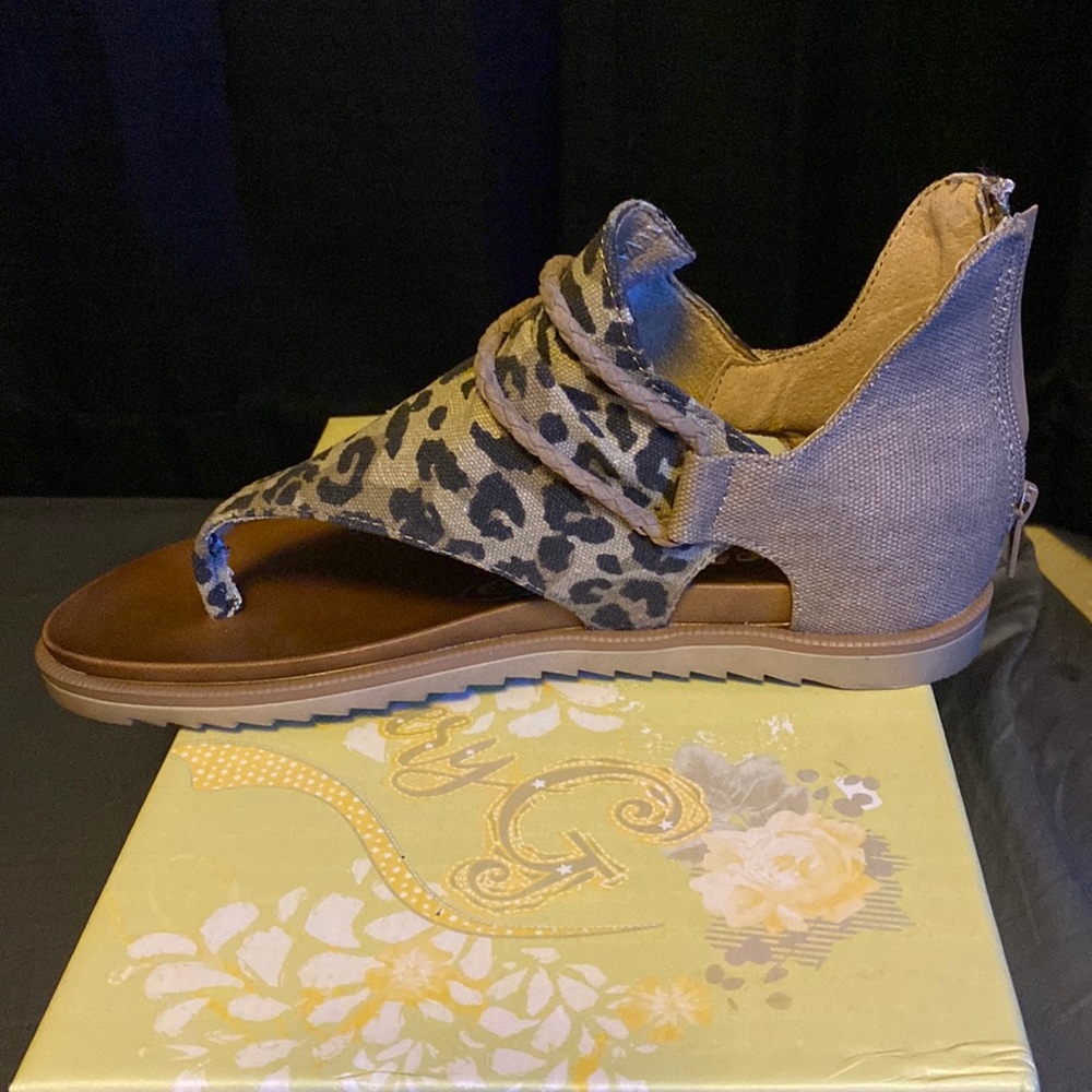 Very G Tan and Leopard print zipper backed sandals size 8